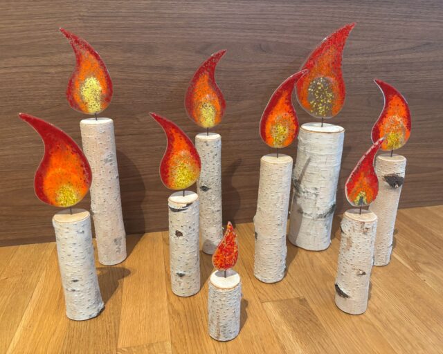 Kerzen aus Glas auf Birkenstamm