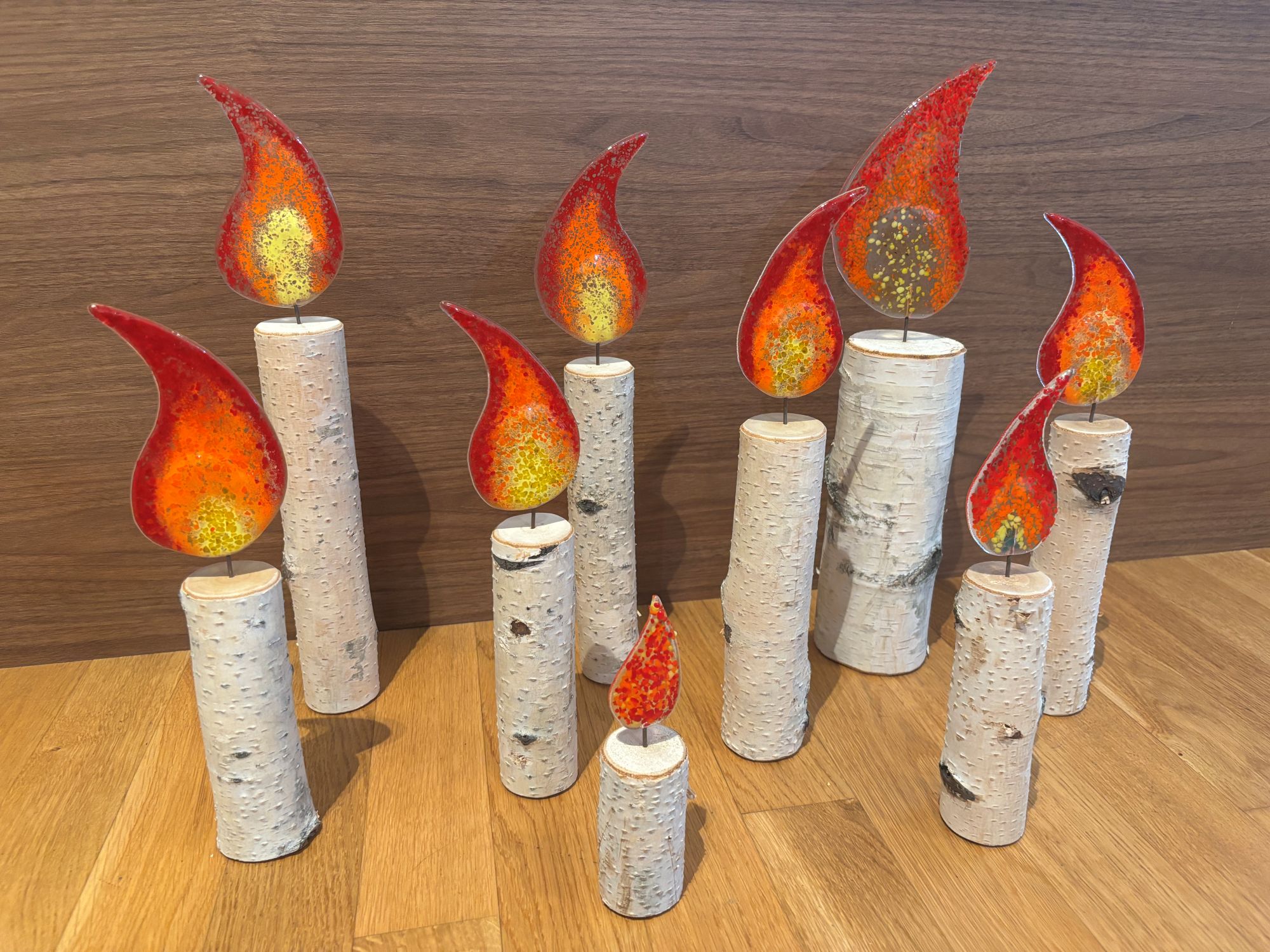 Mehr über den Artikel erfahren Kerzen aus Glas auf Birkenstamm